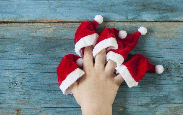 onnellinen perhe sormet Santa hatut puinen tausta
 - Valokuva, kuva
