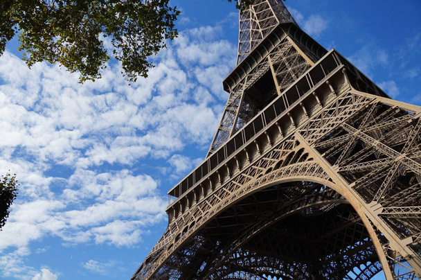 Sunny Paris. Torre Eiffel en un día soleado
. - Foto, imagen
