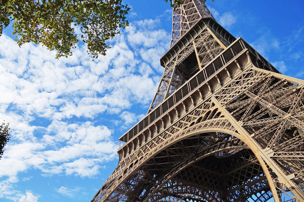 Ηλιόλουστο το Παρίσι. Πύργος του Άιφελ σε μια ηλιόλουστη ημέρα. - Φωτογραφία, εικόνα