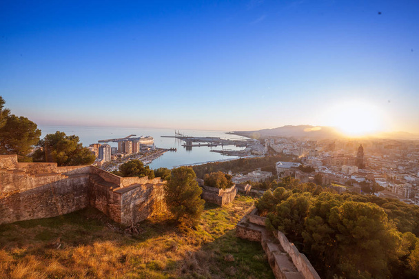 Observando vista do centro da cidade de Málaga a partir do castelo de Gibralfaro
 - Foto, Imagem