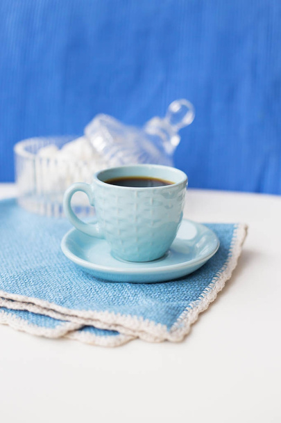 Azul sobre taza de café azul y platillo con servilleta marshmellou
 - Foto, imagen