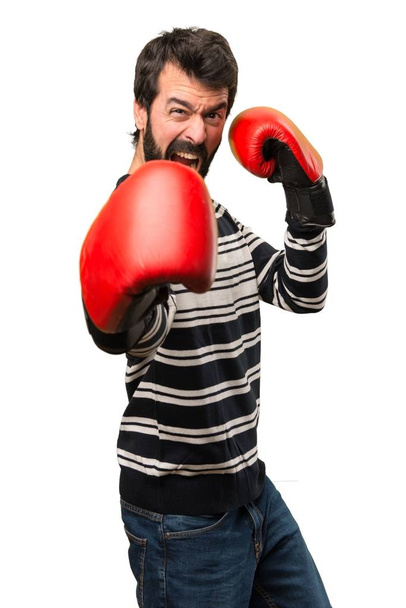 Hombre con barba con guantes de boxeo
 - Foto, Imagen