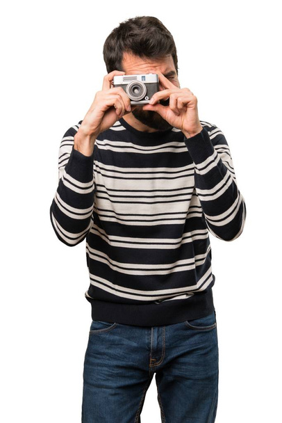 Férfi szakállal gazdaság egy kamera - Fotó, kép
