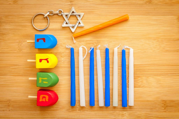 L'immagine di riserva di concetto di vacanza di Hanukkah ebrea. Lettere ebraiche su dreidel teetotum dicono "Nes Gadol Haya Poh" (Un grande miracolo è accaduto qui
). - Foto, immagini
