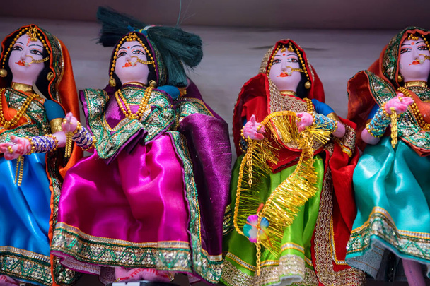 Trois belles poupées indiennes en robe traditionnelle
 - Photo, image