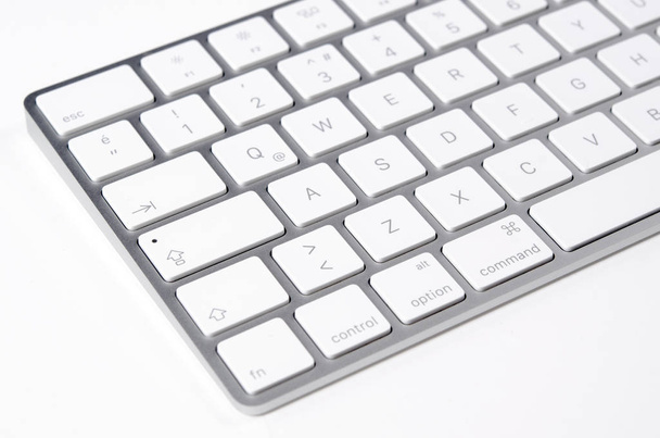 Tastatur aus nächster Nähe auf weißem Hintergrund - Foto, Bild