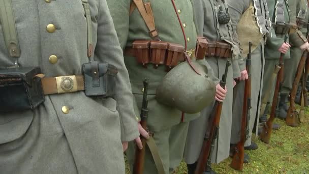 Kaiser 'in eski ordusunun Alman askerleri, ellerinde tüfekler, kemerlerine bağlı miğferler tutuyorlardı. 1914-1918 Birinci Dünya Savaşı 'nın yeniden inşası, genel plan.. - Video, Çekim