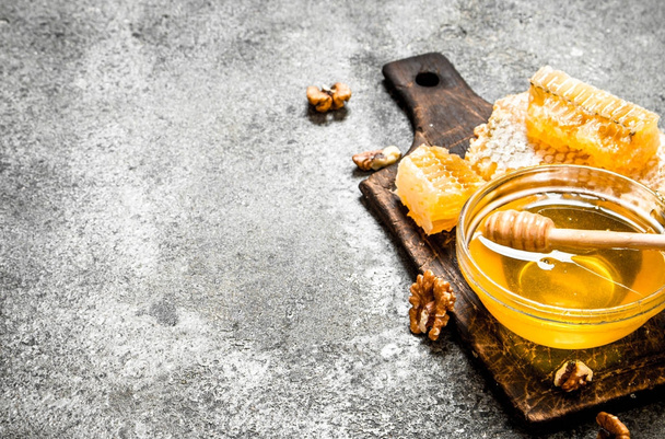 Fresh honey with nuts. - Fotoğraf, Görsel