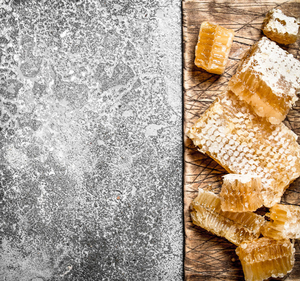 Honey background. Fresh honeycomb on the Board. - Fotografie, Obrázek