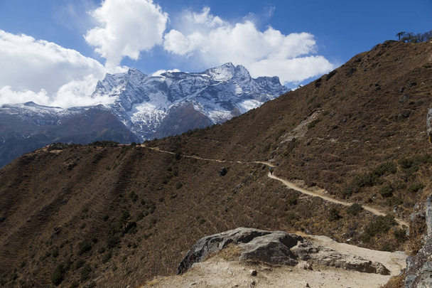 Way to Everest base camp, Khumbu valley, Sagarmatha national park, Nepalese himalayas - Foto, Imagen