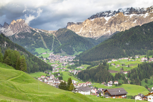 Selva village en Tirol del Sur, Dolomitas, Italia
 - Foto, imagen