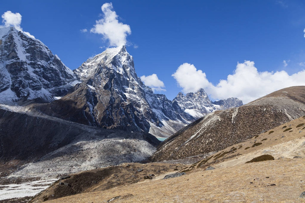 Way to Everest base camp, Khumbu valley, Sagarmatha national park, Nepalese himalayas - Фото, зображення