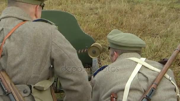 A tripulação russa de metralhadora composta por dois soldados do velho exército russo serve a metralhadora Maxim. Preparação para tiro, fita de metralhadora. Reconstrução da Primeira Guerra Mundial de 1914-1918. - Filmagem, Vídeo