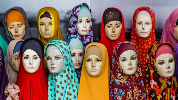 Женщины-манекены с цветным платком на голове
 - Фото, изображение