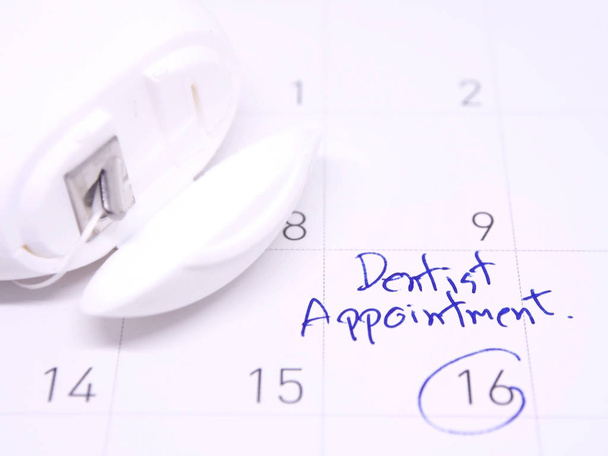 οδοντίατρος υπενθύμισης συνάντησης στο ημερολόγιό σας με οδοντικό νήμα; ιατρική έννοια - Φωτογραφία, εικόνα