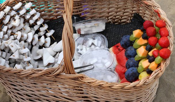 gran cesta con brochetas de fruta fresca con fresa ciruela waterme
 - Foto, Imagen
