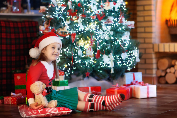 Lapsi joulukuusessa. Kid takka Xmas
  - Valokuva, kuva