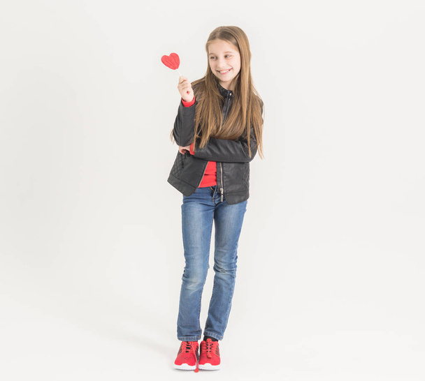Girl teenager keeps heart shaped lollipops - Foto, Imagen