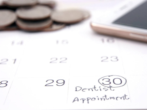 hammaslääkärin vastaanotto muistutus kalenterissa matkapuhelimella; lääketieteellinen käsite
 - Valokuva, kuva