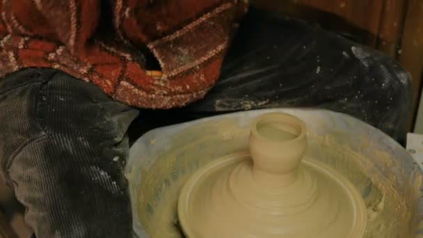 Профессиональный мужчина гончар кружка в мастерской керамики - Кадры, видео