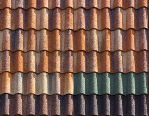Kırmızı plastik çatı kiremitleri ev - Fotoğraf, Görsel