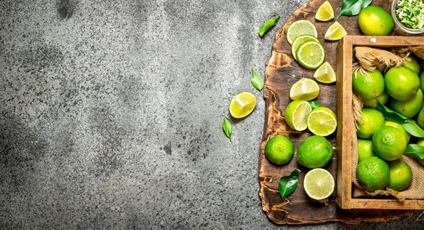 Limes in the old box. - Foto, Bild