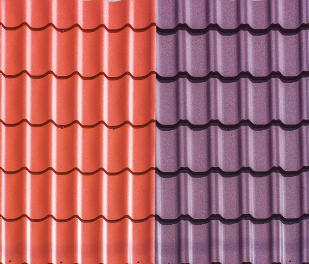 Tejas de plástico rojo casa
 - Foto, Imagen