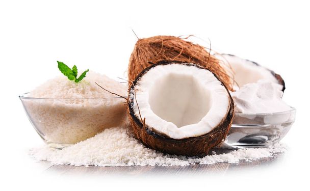 Композиція з подрібненим кокосом і мушлями ізольована на білому
 - Фото, зображення