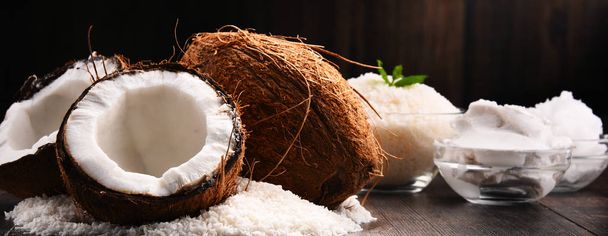 Složení s mísou strouhaným kokosem a mušlí - Fotografie, Obrázek