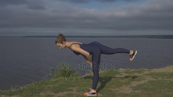 Žena stojící na jedné noze, bilance školení, jóga - Záběry, video