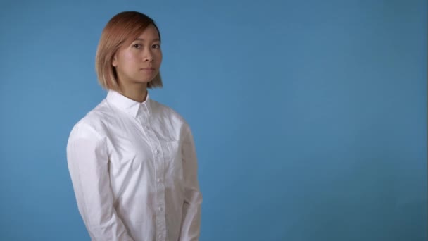 Porträt schöne koreanische Mädchen zeigt Zeichen hören - Filmmaterial, Video