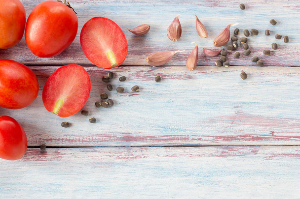 pomodorini rossi ciliegia in ciotola inox su tavolo in legno backgro
 - Foto, immagini