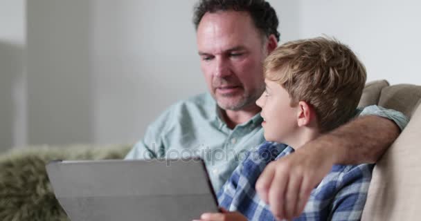 Közeli kép: apa és fia látszó-on egy digitális tabletta - Felvétel, videó