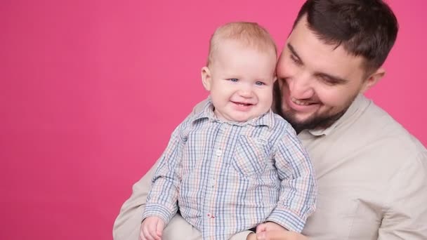 赤ちゃんの息子と一緒に遊んで笑顔の父 - 映像、動画