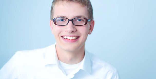 Portrait of young man smiling isolated on gray background - Valokuva, kuva