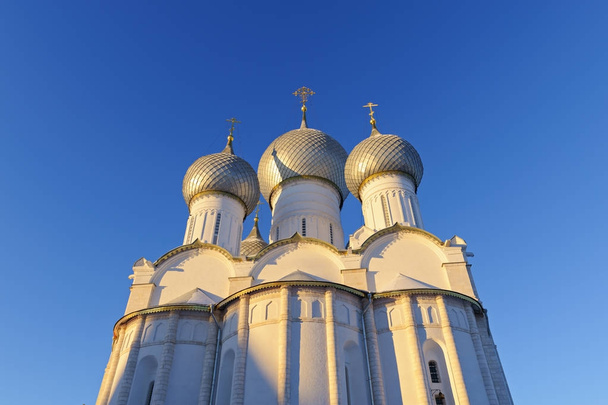Cúpulas de la Asunción Catedral del Kremlin de Rostov en la mañana de invierno, Rusia
 - Foto, Imagen