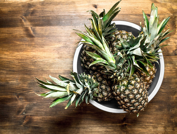 Ripe pineapple in a large bowl. - 写真・画像