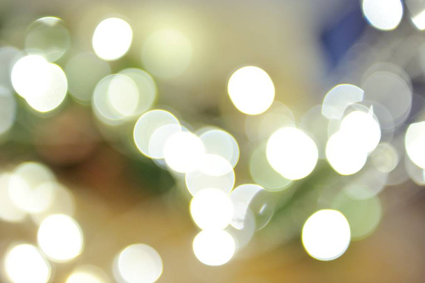 Ünnepi háttér. / Gyönyörű Rasfokus fények karácsonyi koszorúk. - Fotó, kép