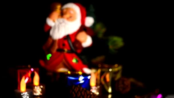 Decoración de Navidad con Papá Noel y regalos en la mesa giratoria
 - Imágenes, Vídeo