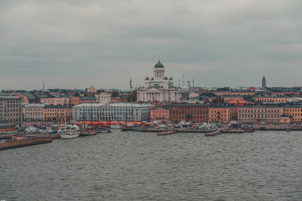 Helsinki desde el mar en otoño
 - Foto, imagen