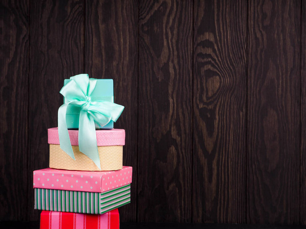 Коллекция маленьких подарочных коробок ручной работы, рождественских подарков, Куча рождественских подарков
 - Фото, изображение