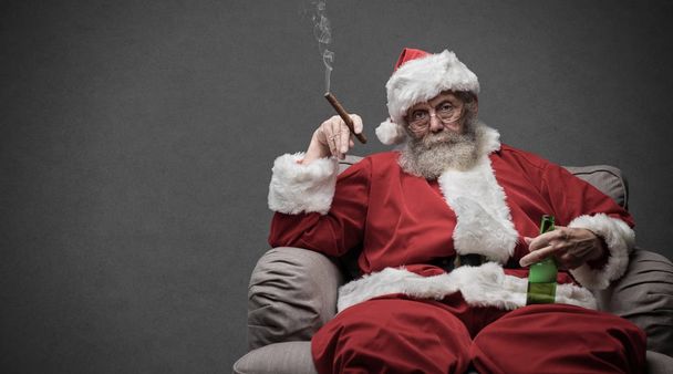 Bad Santa celebrating at home - Foto, Bild