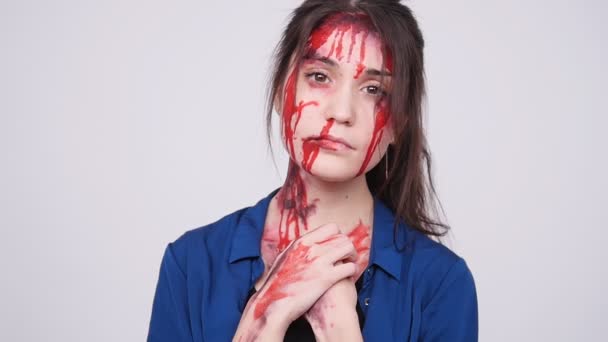 Uma jovem que sofria de violência doméstica. Hematomas e sangue no rosto
 - Filmagem, Vídeo