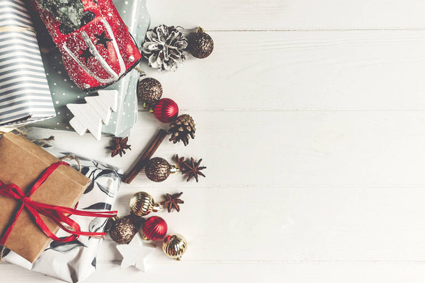 Noel düz rustik renk hediye kutuları ile yatıyordu. oyuncak araba ve süslemeleri Beyaz ahşap arka planda, kopya alanı ile Üstten Görünüm  - Fotoğraf, Görsel