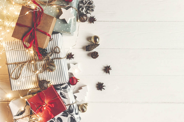 コピー スペースと白い木製の背景の装飾とクリスマス ギフト ボックス  - 写真・画像