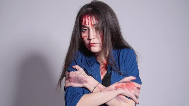 eine junge Frau, die unter häuslicher Gewalt litt. blaue Flecken und Blut im Gesicht - Filmmaterial, Video