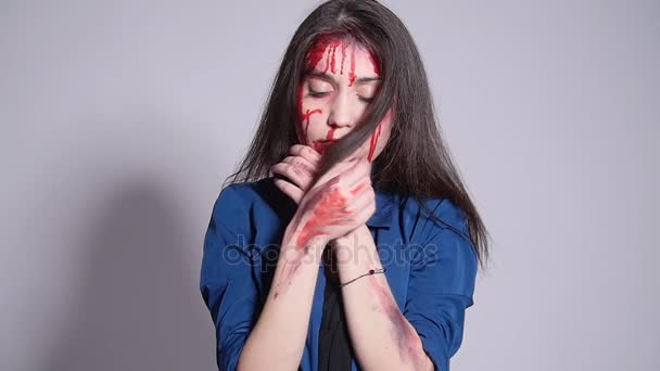 Una joven que sufría de violencia doméstica. Moretones y sangre en la cara
 - Imágenes, Vídeo
