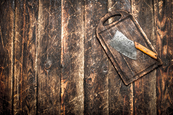 Serving background. Old hatchet on a chopping Board. - Foto, Imagen