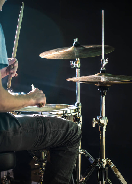 man plays the drum, flash of light, a beautiful light in the bac - Фото, зображення