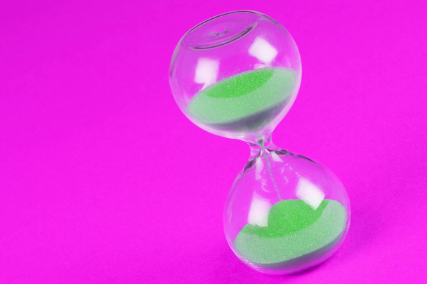 Часы с зеленым песком
 - Фото, изображение